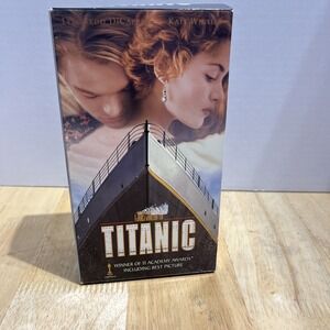 Titanic (VHS, 1998 2-Tape Set) Leonardo DiCaprio Kate Winslet Kathy Bates 334813